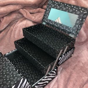 Makeup carrying case